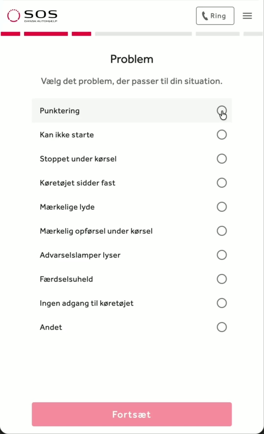 The Problem step on mobile: the heading 'Vælg det problem, der passer til din situation' above a radio list of ten categories — Punktering, Kan ikke starte, Stoppet under kørsel, Køretøjet sidder fast, Mærkelige lyde, Mærkelig opførsel under kørsel, Advarselslamper lyser, Færdselsuheld, Ingen adgang til køretøj and Andet — with a red 'Fortsæt' primary action pinned to the bottom