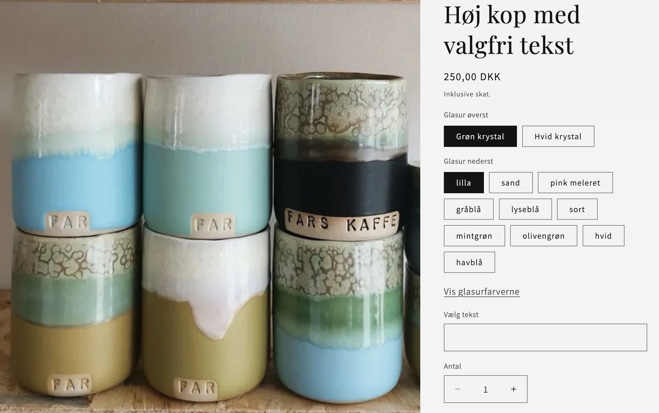 The 'Høj kop med valgfri tekst' product page: a photo of stacked tall cups stamped FAR and FARS KAFFE in layered blue, green and ochre glazes, beside a configurator offering two top glazes, eleven bottom glaze swatches, a free-text field for the stamped word, and a quantity stepper at 250 DKK